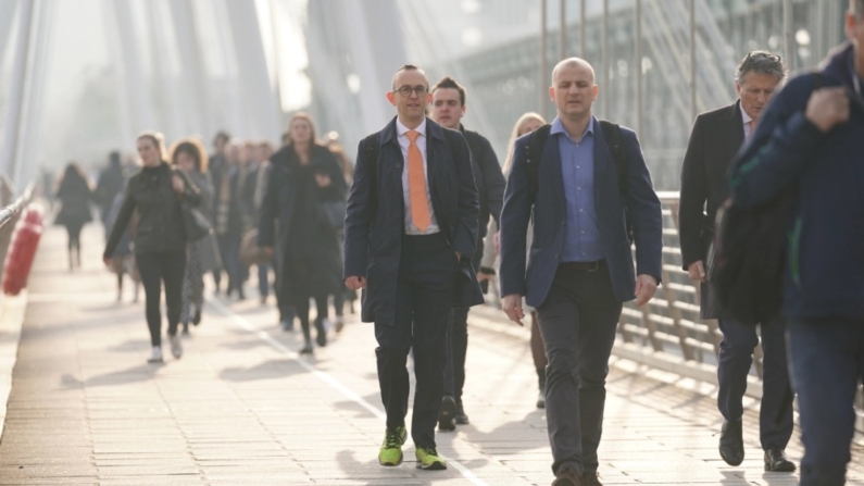 Passageiros cruzando a Golden Jubilee Bridge em Londres, em 3 de março de 2022 (Kirsty O'Connor/PA Wire)