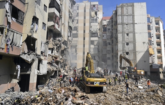 Beirute (Líbano), 21/09/2024 - Equipes de emergência trabalham no bairro de Beirute bombardeado por Israel e onde pelo menos 31 pessoas morreram na sexta-feira (EFE/EPA/WAEL HAMZEH)