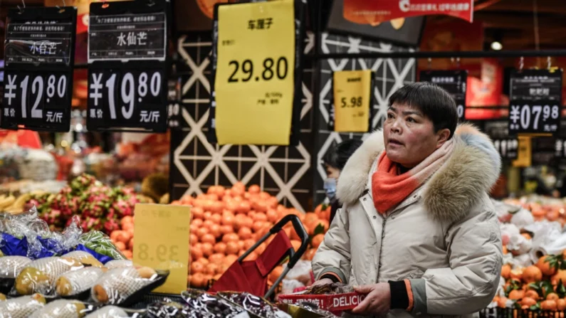  Um cliente compra frutas e vegetais em um supermercado em Fuyang, na província de Anhui, leste da China, em 8 de fevereiro de 2024. STR/AFP via Getty Images
