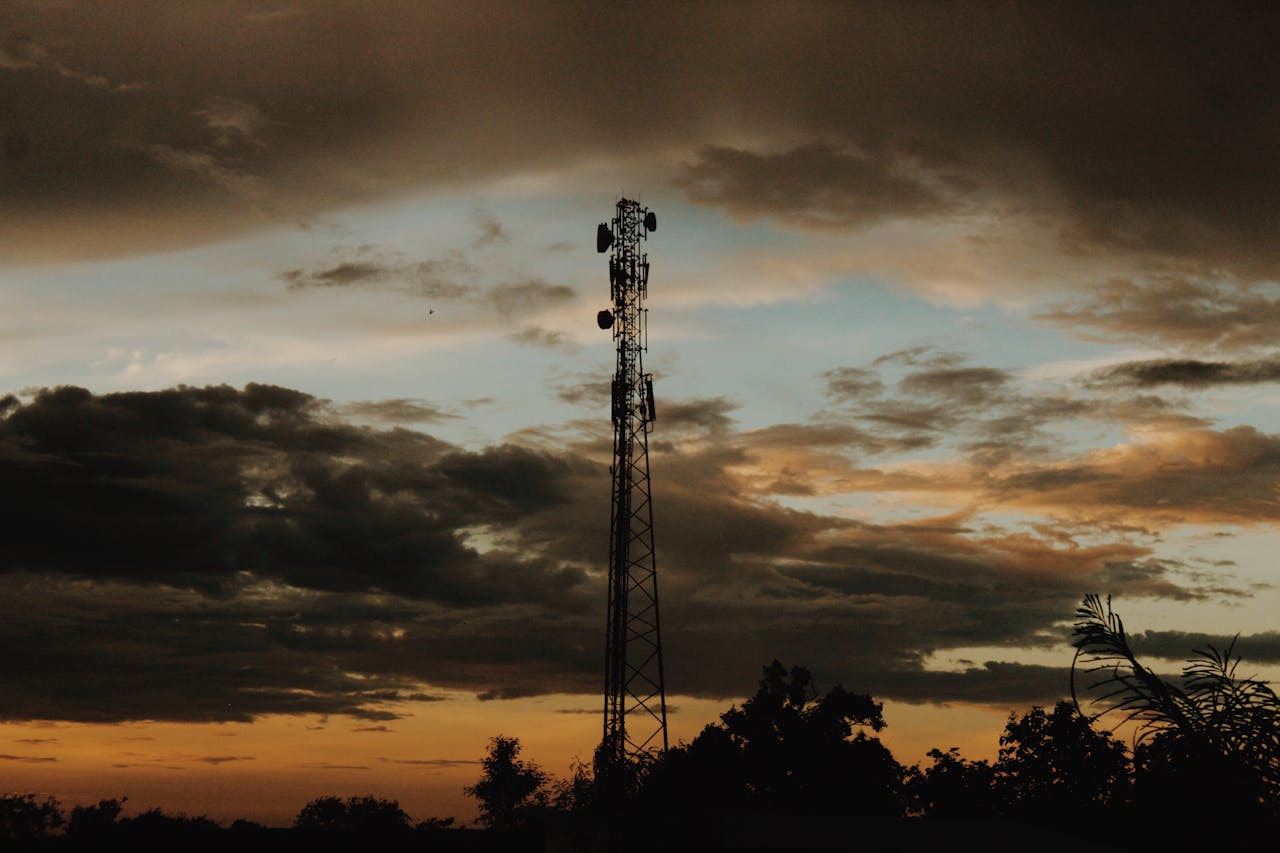 Anatel autoriza concorrente da Starlink a operar no Brasil com dobro de satélites em relação à rede de Musk