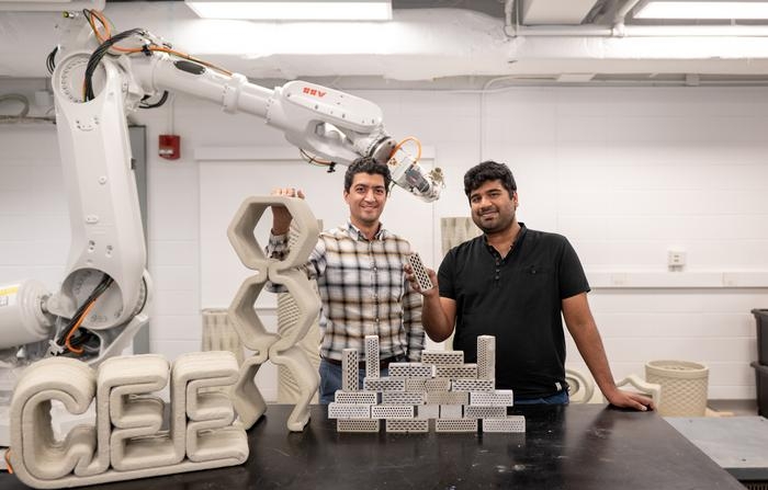 Os pesquisadores Reza Moini, à esquerda, e Shashank Gupta criam materiais de construção mais fortes e duráveis inpirado em ossos humanos (Foto: Sameer A. Khan/Fotobuddy)