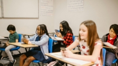 Ministro da educação irá propor PL que proíbe uso de celulares em sala de aula