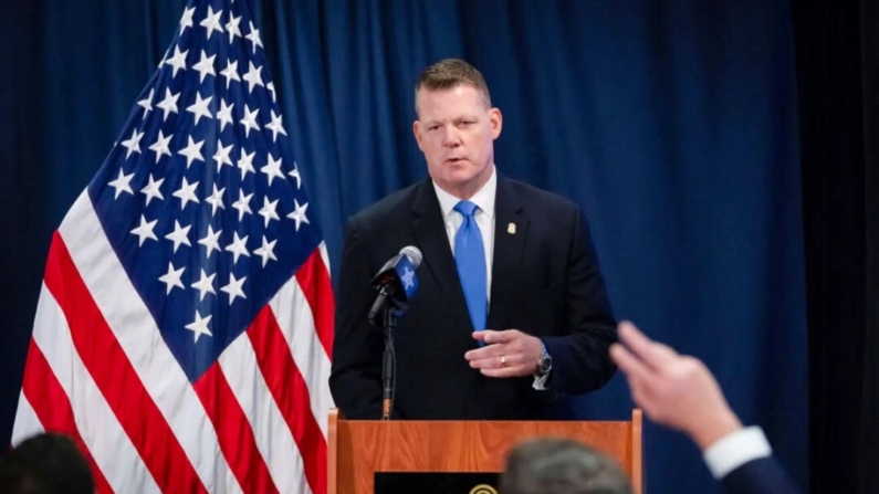 O Diretor Interino do Serviço Secreto Ronald Rowe fala durante uma coletiva de imprensa em Washington em 20 de setembro de 2024. (Ben Curtis/Pool/AFP via Getty Images)