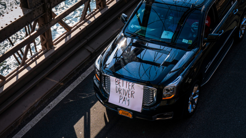 Membros do Independent Drivers Guild dirigem pela Ponte do Brooklyn em protesto contra a Uber e outras empresas de transporte por aplicativo, na cidade de Nova Iorque em 8 de maio de 2019. Drew Angerer/Getty Images
