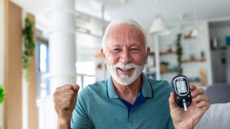 Exercícios como corrida lenta e agachamentos podem ajudar a reduzir os níveis de açúcar no sangue, prevenir doenças cardiovasculares e fortalecer os músculos das pernas (Photoroyalty/Shutterstock)