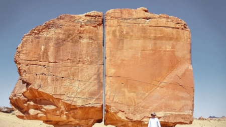 Rocha gigante com corte perfeito a laser no deserto saudita deixa os cientistas perplexos – alguns dizem que “devem ter sido alienígenas”