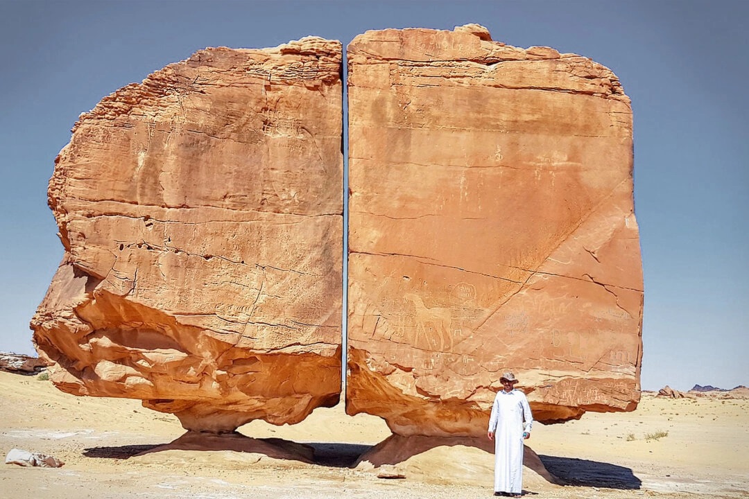 Rocha gigante com corte perfeito a laser no deserto saudita deixa os cientistas perplexos – alguns dizem que “devem ter sido alienígenas”