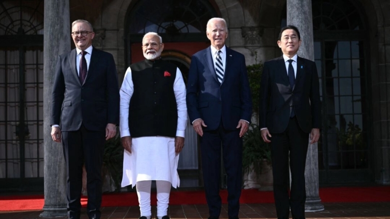 O presidente dos EUA, Joe Biden (3º à direita), participa de uma foto de família da Cúpula Quadrilateral com o primeiro-ministro australiano Anthony Albanese (L), o primeiro-ministro indiano Narendra Modi (2º à esquerda) e o primeiro-ministro japonês Fumio Kishida (R) na Archmere Academy em Wilmington , Del., em 21 de setembro de 2024. Brendan Smialowski/AFP via Getty Images
