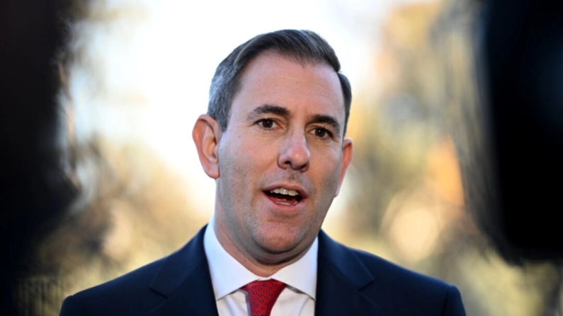 O tesoureiro Jim Chalmers chega ao Parlamento em Canberra, Austrália, em 14 de maio de 2024. (Tracey Nearmy / Imagens Getty)