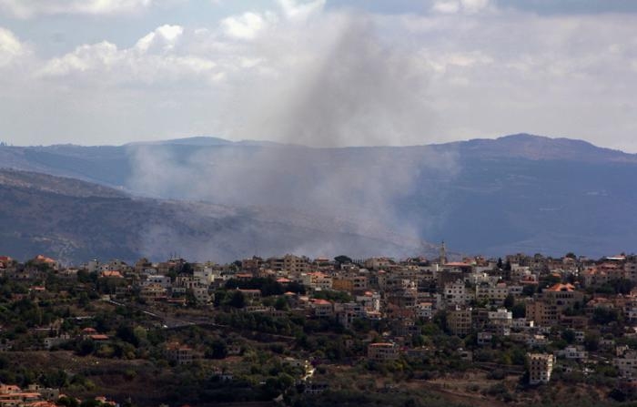 A fumaça sobe depois que um bombardeio israelense atingiu a cidade de Khiyam, perto da fronteira entre Líbano e Israel, no sul do Líbano, em 19 de setembro de 2024 (EFE/EPA/STR)