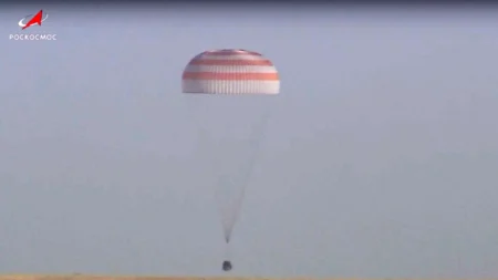 Cápsula Soyuz com 2 russos e 1 americano da Estação Espacial Internacional retorna à Terra