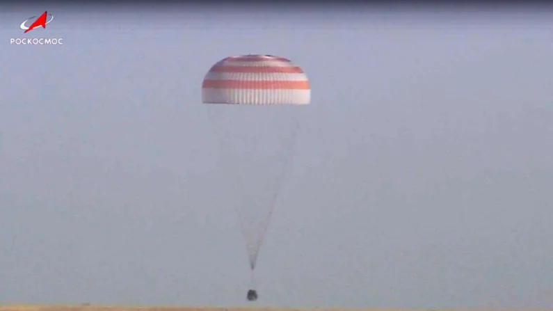 Nesta foto tirada de um vídeo, a cápsula espacial russa Soyuz MS-25 carrega o astronauta da NASA, Tracy Dyson, e os cosmonautas da Roscosmos, Oleg Kononenko e Nikolai Chub, pousa a sudeste da cidade cazaque de Zhezkazgan, Cazaquistão, em 23 de setembro de 2024. (Roscosmos space corporation via AP)
