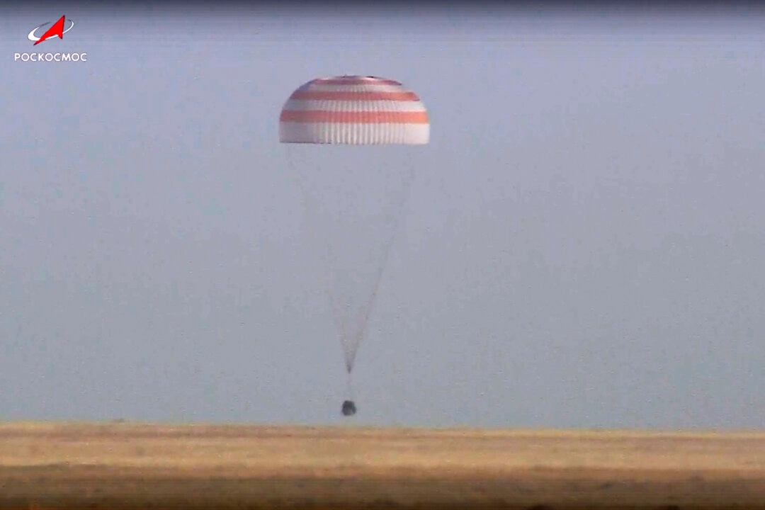 Cápsula Soyuz com 2 russos e 1 americano da Estação Espacial Internacional retorna à Terra