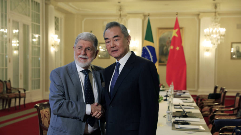 Celso Amorim e Wang Yi (foto de Yue Yuewei, Xinhua)
