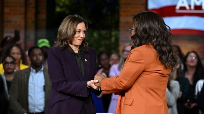 A vice-presidente e candidata democrata à presidência Kamala Harris se junta à produtora de televisão americana Oprah Winfrey em um comício de transmissão ao vivo "Unite for America" em Farmington Hills, Michigan, em 19 de setembro de 2024. (Saul Loeb/AFP via Getty Images)