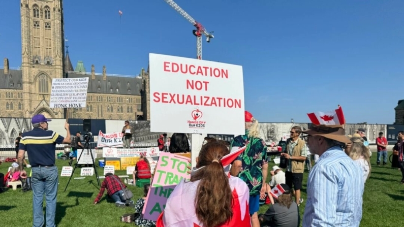 Um participante da manifestação pelos direitos dos pais "1 Million March for Children" em Ottawa, em 20 de setembro de 2024, segura um cartaz onde se lê "Education Not Sexualization" (Educação, não sexualização). (Annie Wu/NTD)