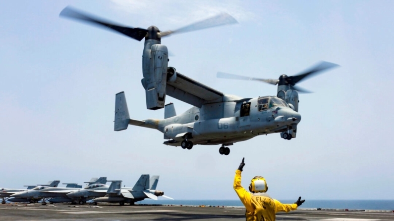 O contramestre de aviação de 2ª classe Nicholas Hawkins sinaliza um MV-22 Osprey para pousar no convés de voo do USS Abraham Lincoln no Mar da Arábia, em 17 de maio de 2019.  (Especialista em comunicação de massa de 3ª classe Amber Smalley/Marinha dos EUA via AP)