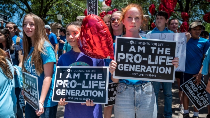 Manifestantes pró-vida ficam do lado de fora do Capitólio do Estado do Texas em Austin, Texas, em 29 de maio de 2021 (Sergio Flores/Getty Images)