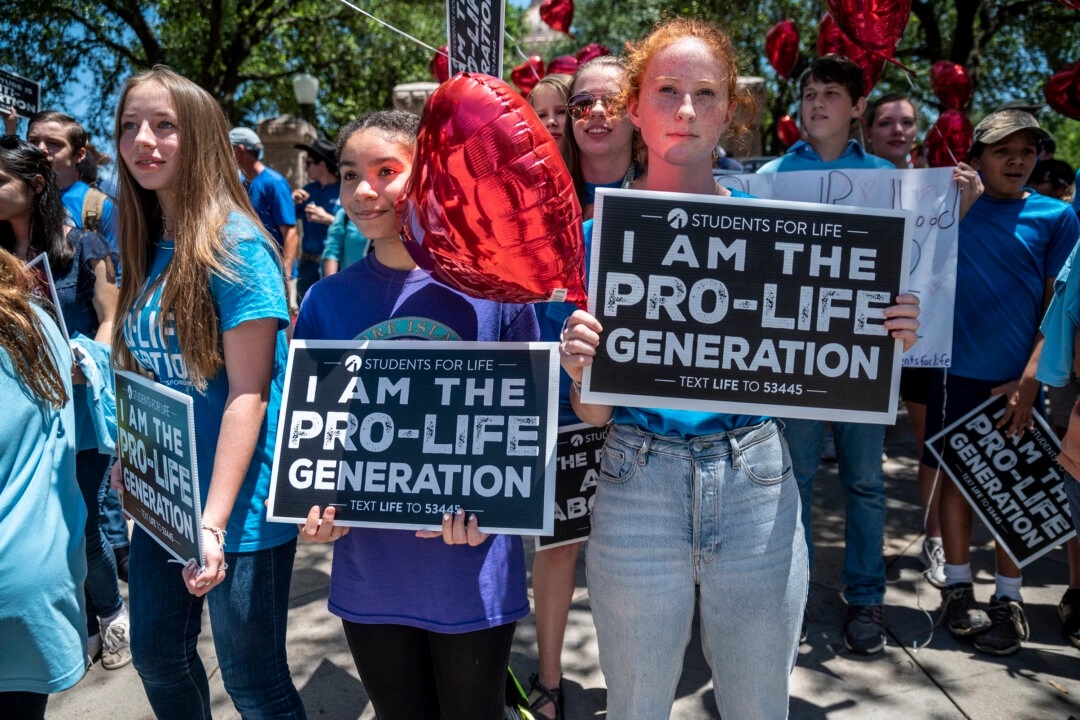 Defensor da causa pró-vida contestará lei de San Diego que limita o discurso fora das clínicas de aborto