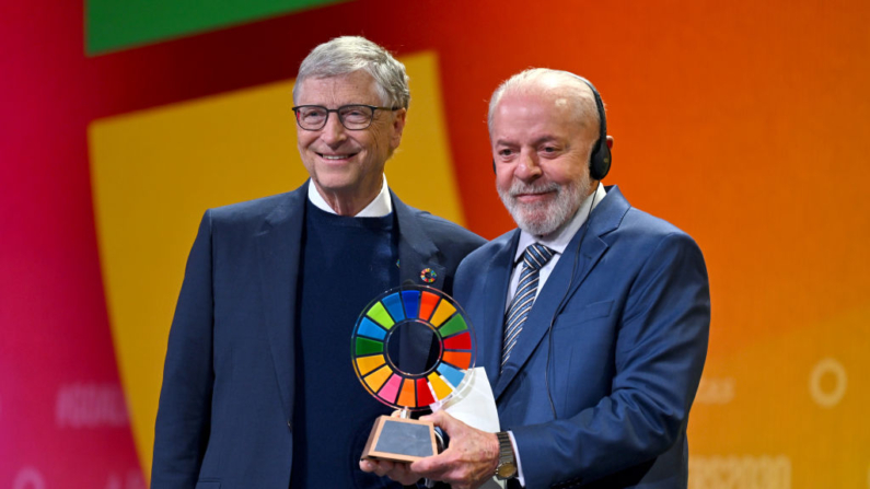 Bill Gates e Luiz Inácio Lula da Silva discursam no palco durante o evento anual Goalkeepers NYC, organizado pela Bill & Melinda Gates Foundation, no Jazz at Lincoln Center, em Nova Iorque, em 23 de setembro de 2024. (Foto de Roy Rochlin/Getty Images)