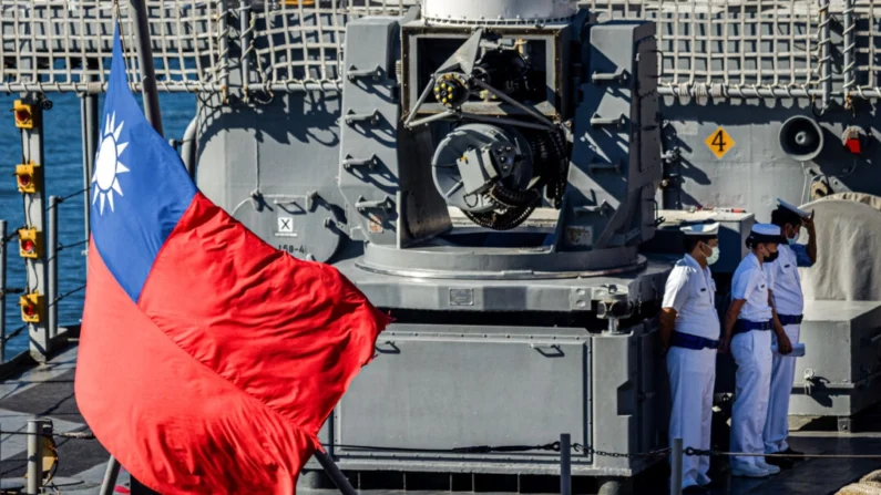 Pessoal da Marinha em um navio de guerra da Marinha de Taiwan em Keelung, Taiwan, em 7 de agosto de 2022. Annabelle Chih/Getty Images
