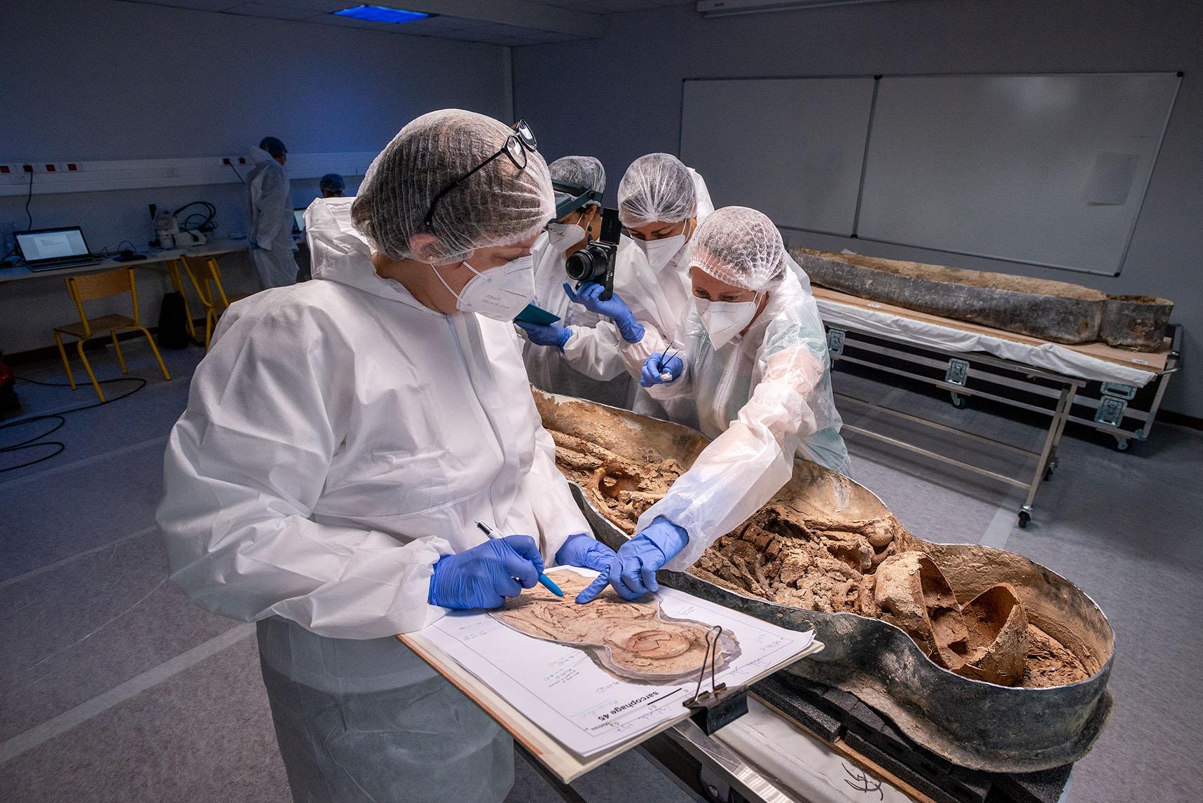 Arqueólogos identificam corpo encontrado em caixão de chumbo sob Notre-Dame