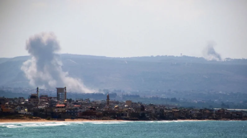 Ondas de fumaça aumentam após um ataque israelense na área de el-Hosh, perto da cidade portuária de Tiro, no sul do Líbano, em 24 de setembro de 2024. Israel anunciou dezenas de novos ataques aéreos contra redutos do Hezbollah no Líbano em 24 de setembro, um dia depois de 492 pessoas, incluindo 35 crianças foram mortas no bombardeio mais mortal desde uma guerra devastadora em 2006. (Foto de HASSAN FNEICH/AFP via Getty Images)
