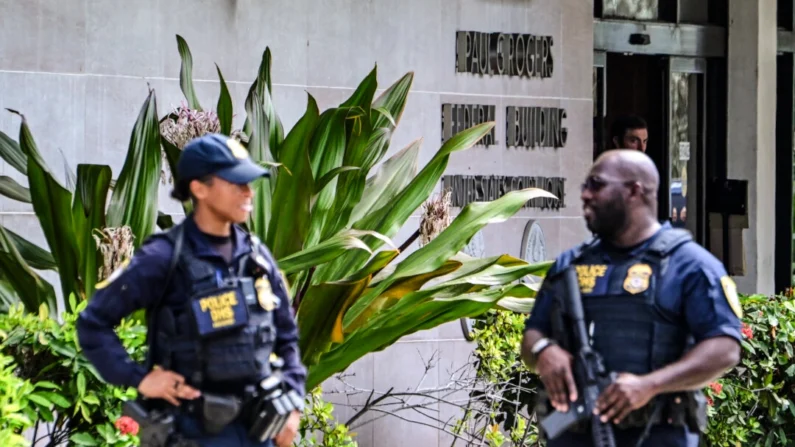 Policiais do Departamento de Segurança Interna vigiam o lado de fora do Edifício Federal Paul G. Rogers e do Tribunal dos EUA durante uma audiência sobre a detenção de Ryan Wesley Routh, suspeito da tentativa de assassinato do ex-presidente Donald Trump, em West Palm Beach, Flórida, em 23 de setembro de 2024. Giorgio Viera/AFP via Getty Images
