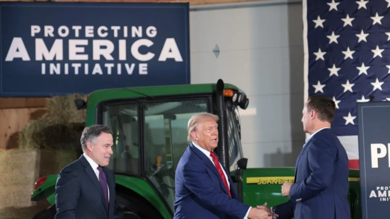 O ex-presidente dos EUA Donald Trump, (C) em um evento de campanha sobre a ameaça da China comunista à agricultura dos EUA em Smithton, Pensilvânia, em 23 de setembro de 2024. Ganhe imagens McNamee/Getty
