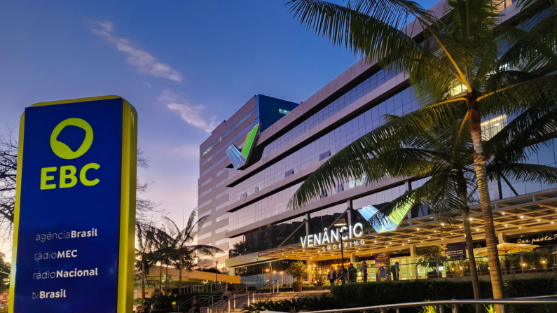 Totem na fachada da EBC, com a nova logo marca, que fica na entrada da Empresa Brasil de Comunicação, localizado no Venâncio Shopping em Brasília. (Foto: Rafa Neddermeyer/Agência Brasil)