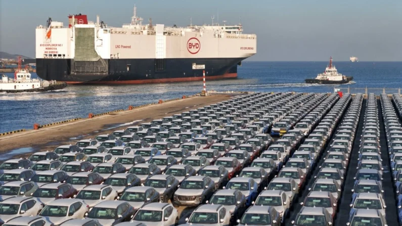 Carros elétricos para exportação aguardando para serem carregados em um navio no porto de Yantai, província de Shandong, China, em 10 de janeiro de 2024. STR/AFP via Getty Images
