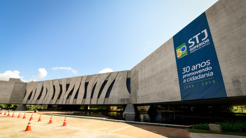 Fachada decorada em comemoração os 30 anos do STJ - Promovendo a cidadania. Luz natural do dia. 1989 - 2019 (Rafael Luz/STJ)