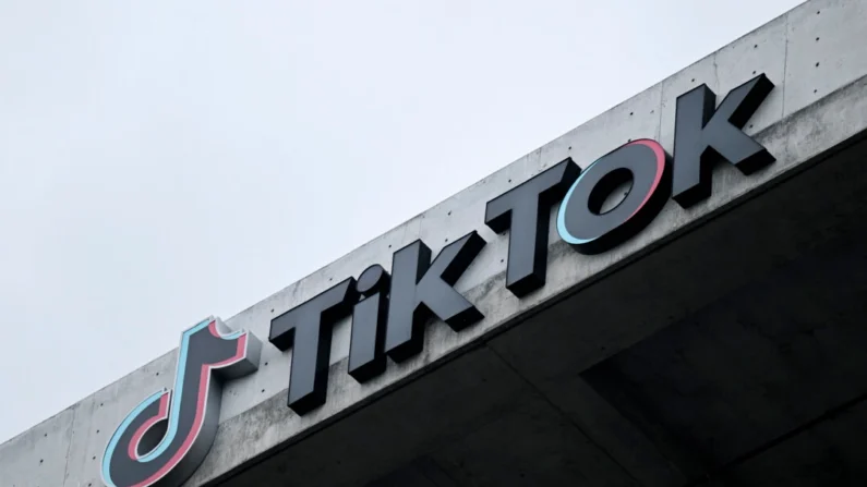 O logotipo do TikTok é exibido na fachada dos escritórios da empresa em Culver City, Califórnia, em 16 de março de 2023. (Patrick T. Fallon/AFP via Getty Images)