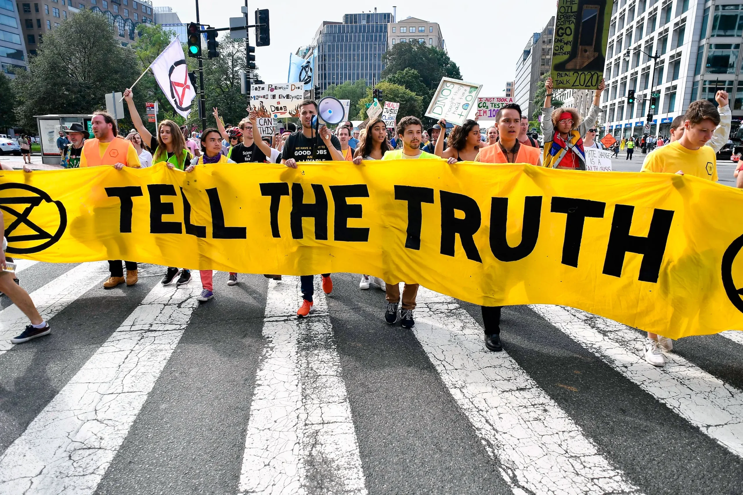 Ativistas ambientais bloqueiam um cruzamento enquanto protestam durante a semana de ação climática global em Washington, em 23 de setembro de 2019. (Mandel Ngan/AFP via Getty Images)