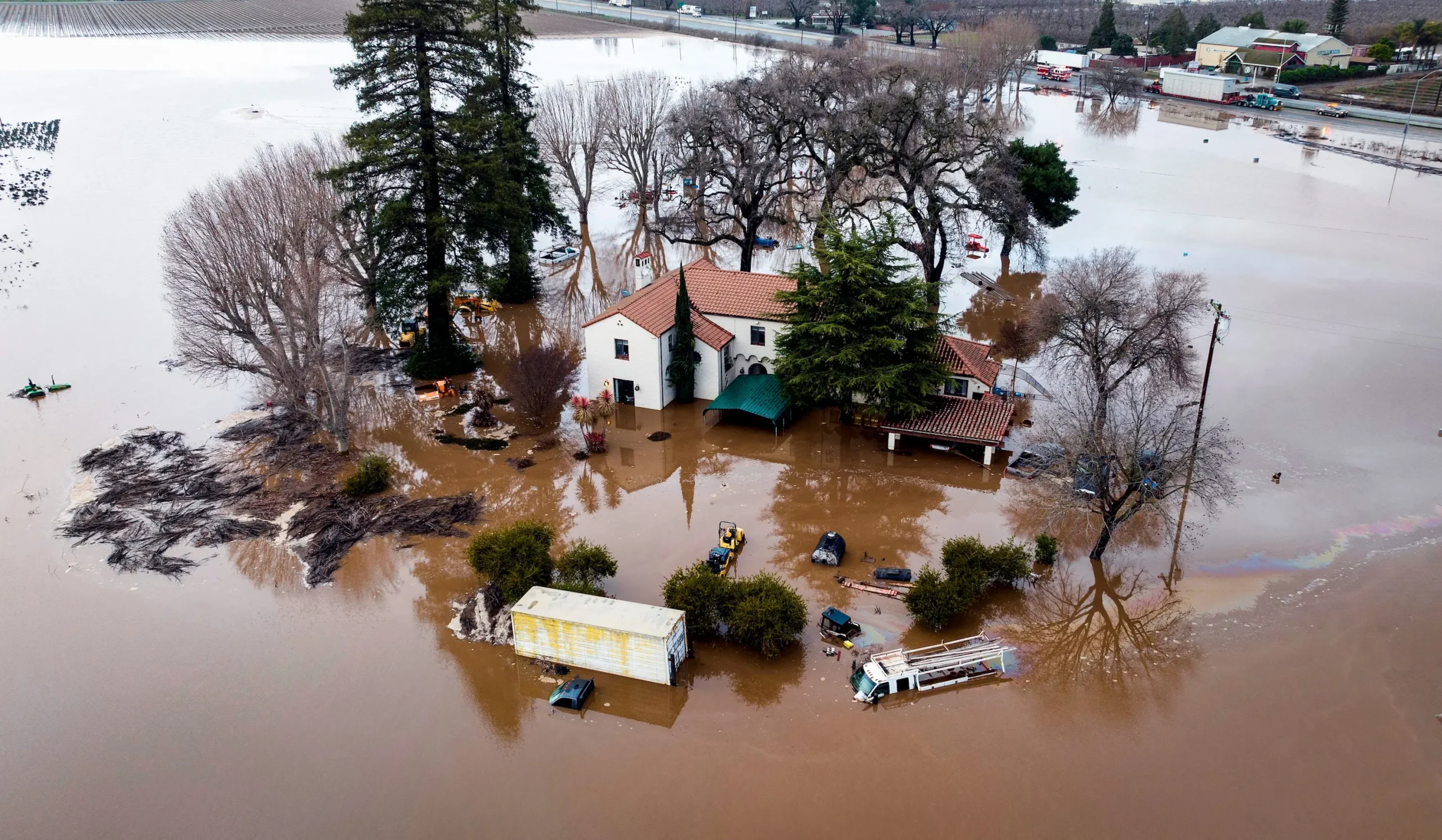 Vista aérea de uma casa inundada e parcialmente submersa em Gilroy, Califórnia, em 9 de janeiro de 2023 (Josh Edelson/AFP via Getty Images)