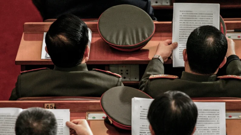 Delegados militares acompanham o discurso do presidente do Congresso Nacional do Povo (NPC, na sigla em inglês), Wu Bangguo, no Grande Salão do Povo em Pequim, em 11 de março de 2007. Frederic J. Brown/AFP via Getty Images
