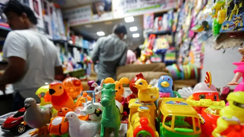 Brinquedos são exibidos dentro de uma loja de brinquedos chinesa em um mercado em Calcutá, Índia, em 11 de outubro de 2017. Rupak De Chowdhuri/Reuters
