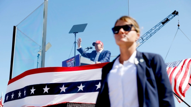 O candidato republicano à presidência, ex-presidente dos EUA, Donald Trump, fala em um comício no Aero Center Wilmington, em Wilmington, Carolina do Norte, em 21 de setembro de 2024 (Anna Moneymaker/Getty Images)