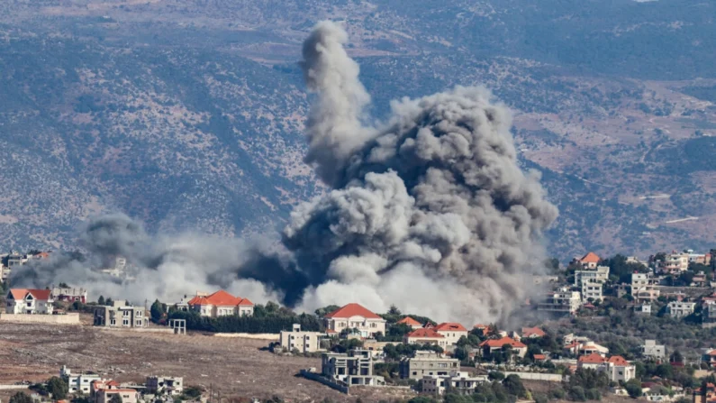 A fumaça sobe do local de um ataque aéreo israelense que teve como alvo a vila de Khiam, no sul do Líbano, em 25 de setembro de 2024. (Rabih Daí/AFP via Getty Images)