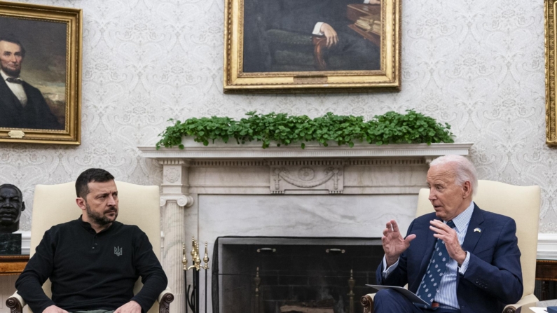 O presidente dos EUA, Joe Biden (à direita), e o presidente da Ucrânia, Volodymyr Zelensky (à esquerda), durante uma reunião no Salão Oval da Casa Branca em Washington, D.C., em 26 de setembro de 2024. Em 26 de setembro, o presidente Biden anunciou uma assistência militar de 2,4 bilhões de dólares, no âmbito da Iniciativa de Assistência à Segurança da Ucrânia, entre outras ajudas militares à Ucrânia, e planeja convocar uma reunião de nível de liderança dos principais aliados para coordenar o apoio adicional quando visitar a Alemanha no próximo mês.(EFE/EPA/ALEXANDER DRAGO/POOL)