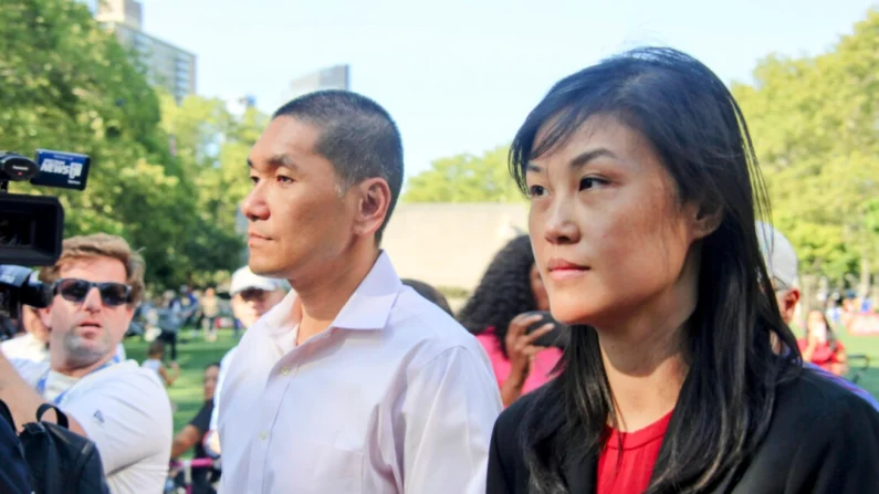 Linda Sun (dir.), ex-assessora da governadora de Nova Iorque Kathy Hochul, e seu marido, Chris Hu, saem do tribunal federal no Brooklyn, em Nova Iorque, em 3 de setembro de 2024. (Huang Xiaotang/Epoch Times)