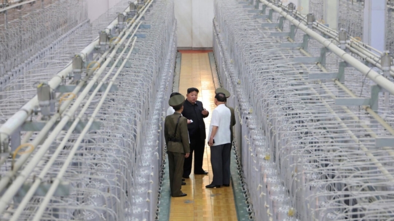 Foto sem data fornecida em 13 de setembro de 2024 pelo governo norte-coreano, mostrando o líder Kim Jong Un inspecionando uma instalação de materiais nucleares em um local não revelado no país. (Agência Central de Notícias da Coreia/Serviço de Notícias da Coreia via Associated Press)