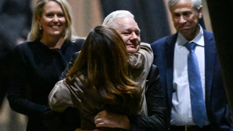 O fundador do WikiLeaks, Julian Assange (C), abraça sua esposa Stella Assange (centro E) após chegar ao Aeroporto de Canberra, em Canberra, Austrália, em 26 de junho de 2024. William West/AFP via Getty Images
