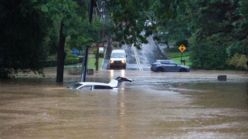 Ruas inundadas perto de Peachtree Creek depois que o furacão Helene trouxe fortes chuvas durante a noite, em 27 de setembro de 2024, em Atlanta, Geórgia. O furacão Helene atingiu a costa no final da noite de 26 de setembro de 2024 como um furacão de categoria 4 na região da Flórida.(Megan Varner/Getty Images)