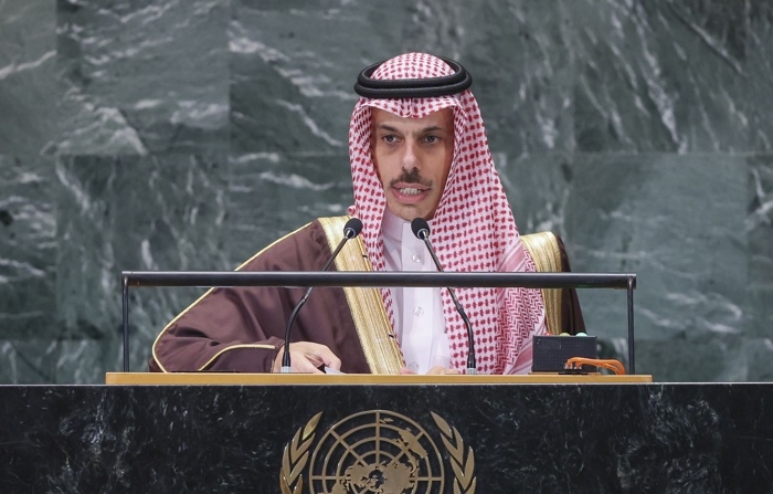 O ministro das Relações Exteriores da Arábia Saudita, príncipe Faisal bin Farhan Al-Saud, fala durante a “Cúpula do Futuro” antes do Debate Geral desta semana da 79ª sessão da Assembleia Geral das Nações Unidas em Nova Iorque, EUA, em 23 de setembro de 2024. (EFE/EPA/Sarah Yenesel)
