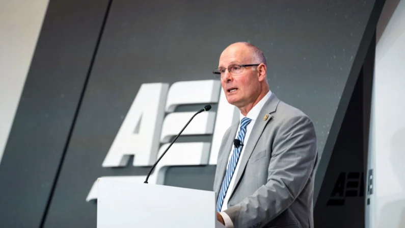 O deputado John Moolenaar (R-Mich.), presidente do comitê Seleto da Câmara sobre a Competição Estratégica entre os EUA e o PCC, fala no American Enterprise Institute (AEI) em Washington em 25 de setembro de 2024. Madalina Vasiliu/Epoch Times
