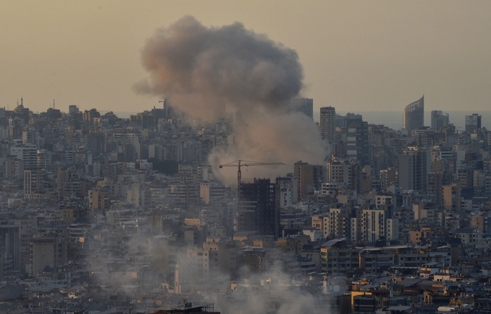 Uma coluna emerge da área de Chiyah, nos bairros do sul do Líbano, onde Israel continuou a lançar ataques aéreos no sábado (EFE/EPA/Wael Hamzeh)
