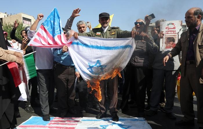 Iranianos queimam bandeiras israelenses e americanas durante uma manifestação anti-Israel em Teerã, Irã, em 27 de setembro de 2024 (EFE/EPA/ABEDIN TAHERKENAREH)
