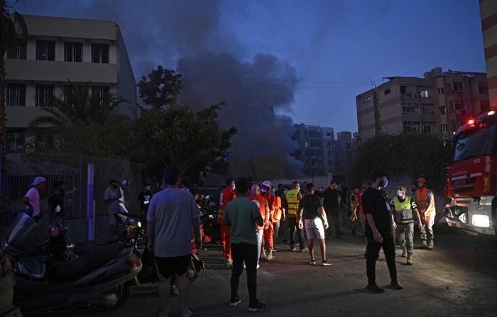 Uma coluna de fumaça em Beirute após um bombardeio israelense (EFE/EPA/Wael Hamzeh)