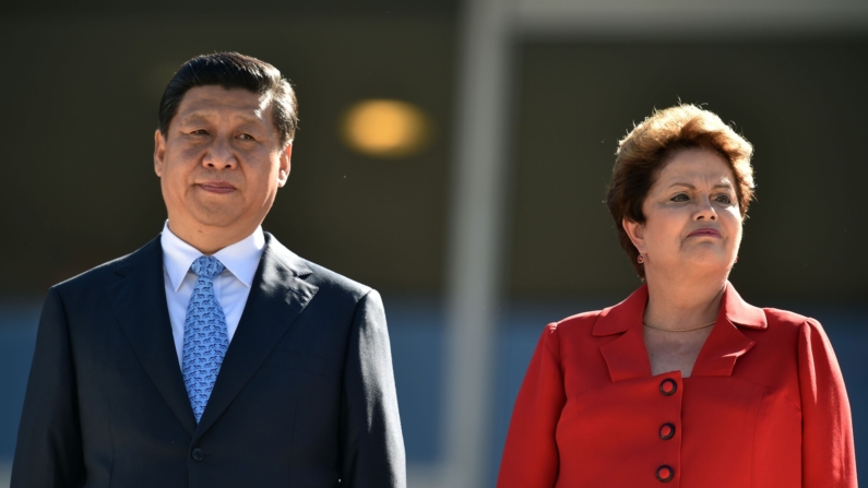 O presidente da China, Xi Jinping (esq.), é recebido por sua colega brasileira, Dilma Rousseff, no Palácio do Planalto, em 17 de julho de 2014, em Brasília. (  via Getty Images)